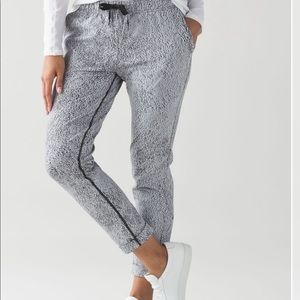 NWT lululemon jet pant size 10 black/white